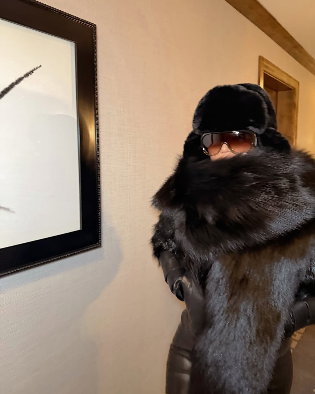 Kim Kardashian Lanjutkan Gaya Winter Maximalism dengan Vintage Gucci by Tom Ford