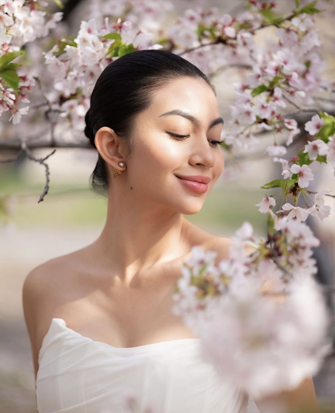 Di Bawah Sakura, Ariel Tatum Tampil Anggun Dengan Batik