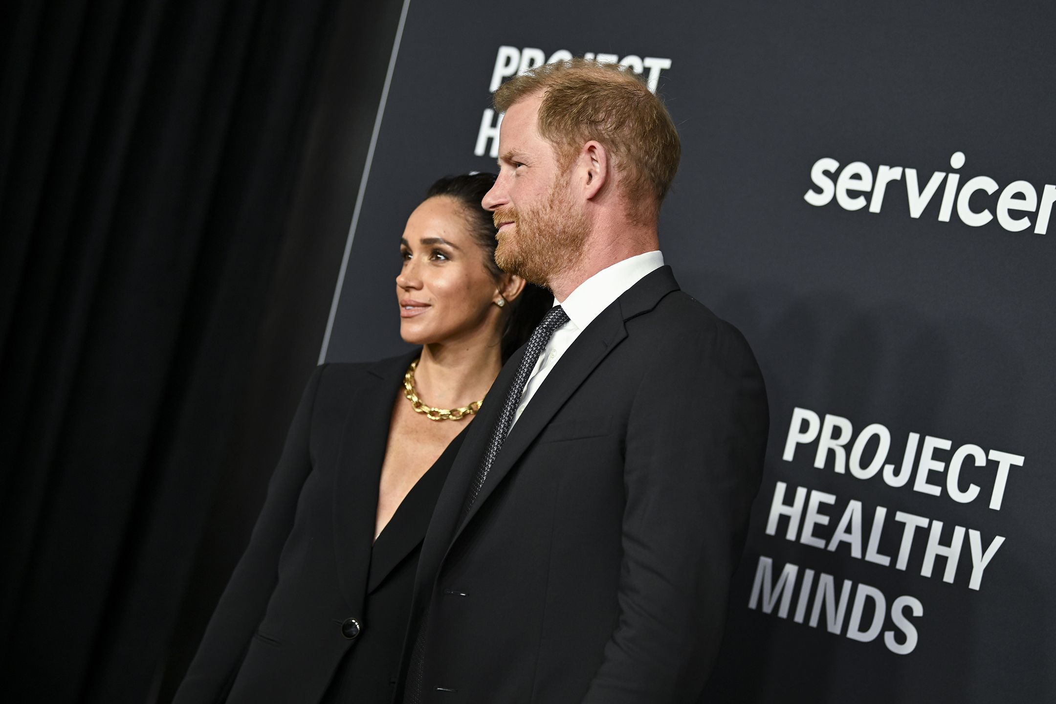Duchess Meghan dan Pangeran Harry Tampil Serasi dalam Setelan Hitam Elegan di Gala New York City