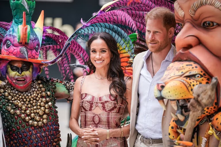 Duchess Meghan Kenakan Gaun Midi Merah Muda dan Emas untuk Sore yang Penuh Tarian di Kolombia