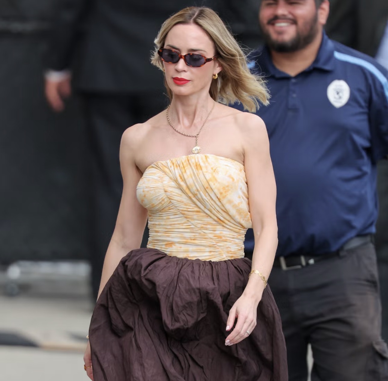Tampilan Emily Blunt di Acara Talk Show Dipenuhi Permainan Tekstur yang Kaya