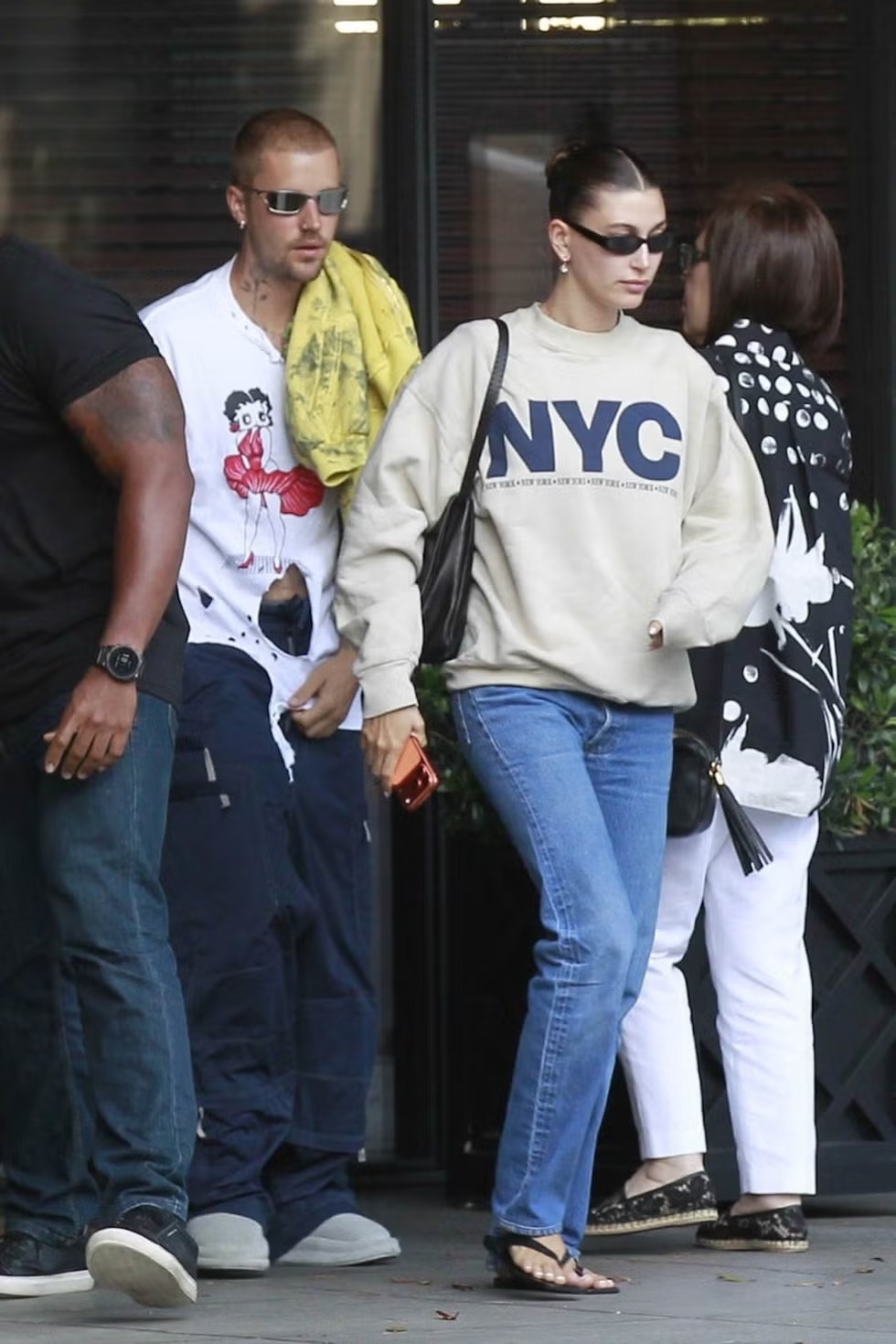 Hailey Bieber Padukan Vintage NYC Merch dengan Gaya Minimalis