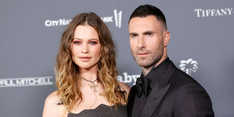 Behati Prinsloo Menyemangati Adam Levine di Konsernya di Las Vegas