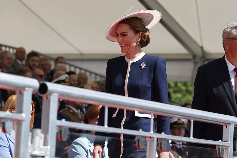 Busana Putri Kate Middleton yang Bergaya Maritim