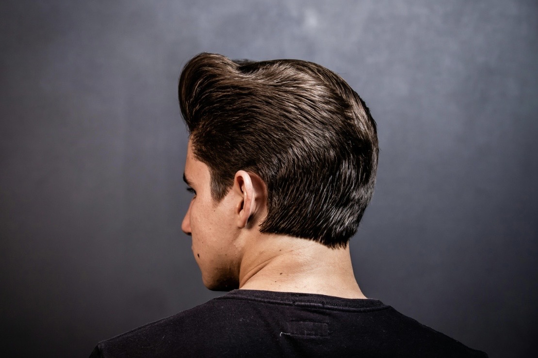 Gaya Rambut Undercut Slick Back yang Sleek dan Modern