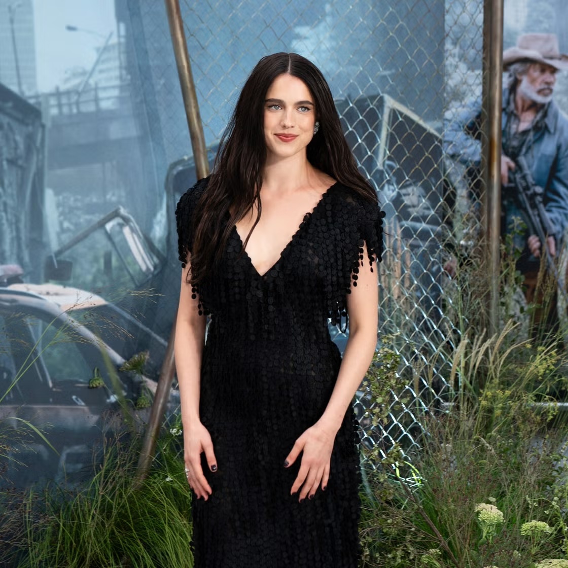 Margaret Qualley Tampil di Karpet Merah dengan Naked Sandals Viral Milik Chanel