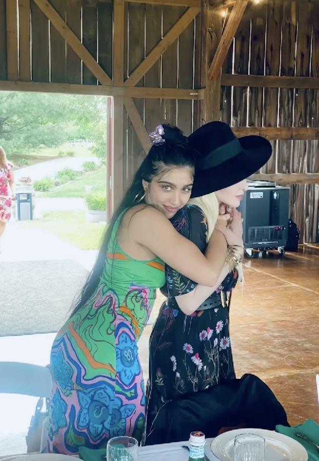Madonna mendapat pelukan dari putri sulungnya, Lourdes Leon.