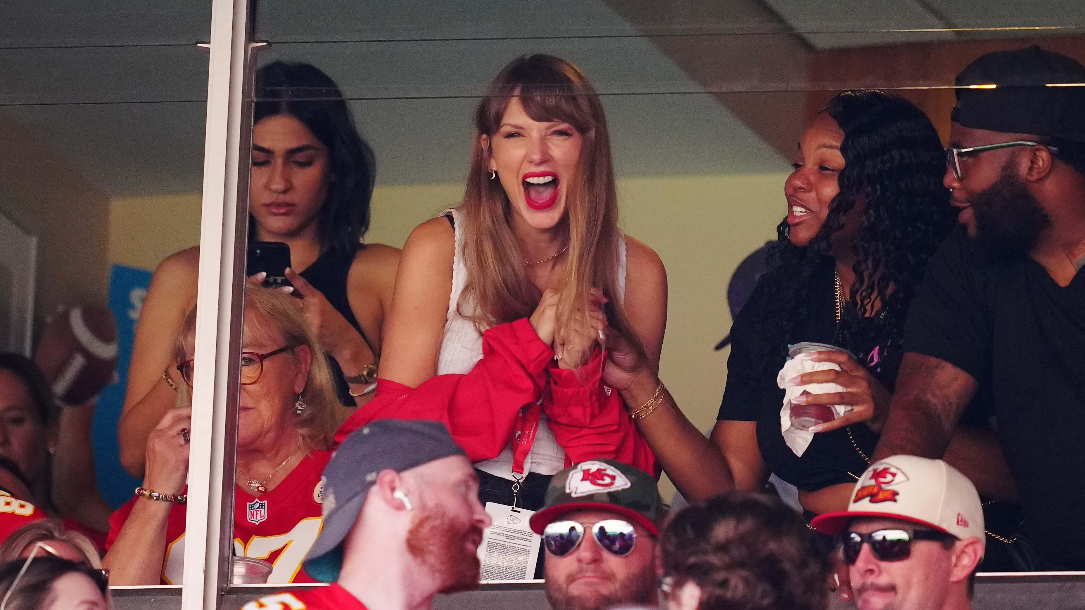 Taylor Swift Mendukung Travis Kelce dengan Mengenakan Sweter Meriah dari Gigi Hadid