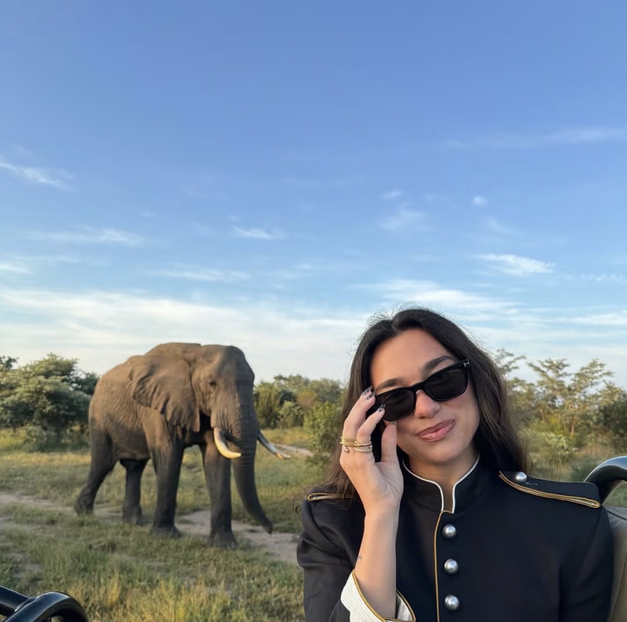 Dua Lipa Tampilkan Gaya Safari yang Tak Biasa