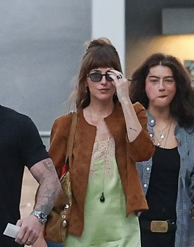 Kombinasi Warna Tak Terduga ala Dakota Johnson dengan Jaket Suede Celine dan Slip Vintage-nya