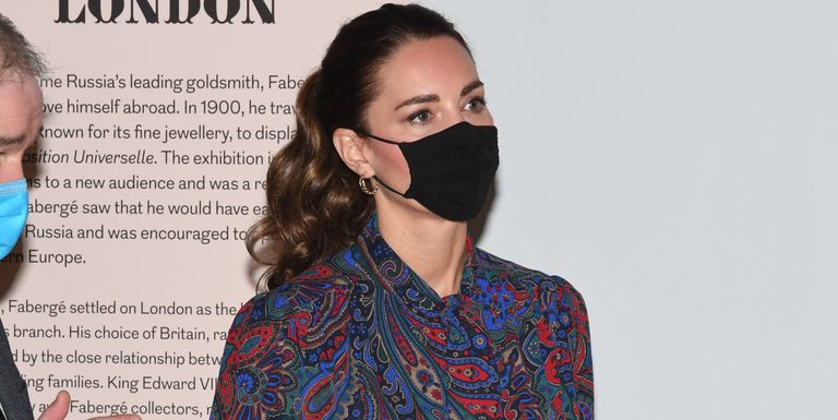 Kate Middleton Tampil Memesona dalam Balutan Blus Bermotif Eksentrik Saat Berkunjung ke Victoria and Albert Museum