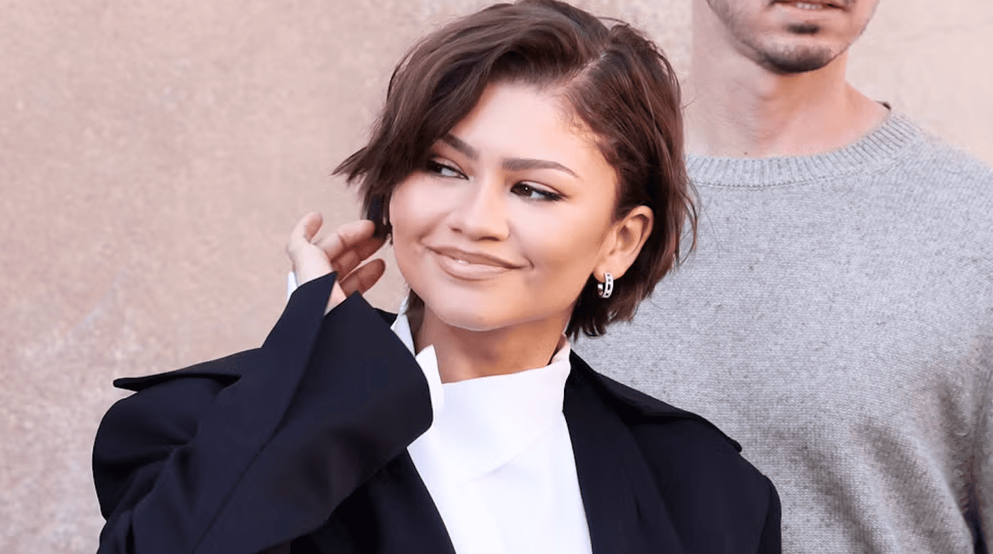 Zendaya Padukan Kaus Putih Simpel dengan Gelang Cartier Rp160 Juta