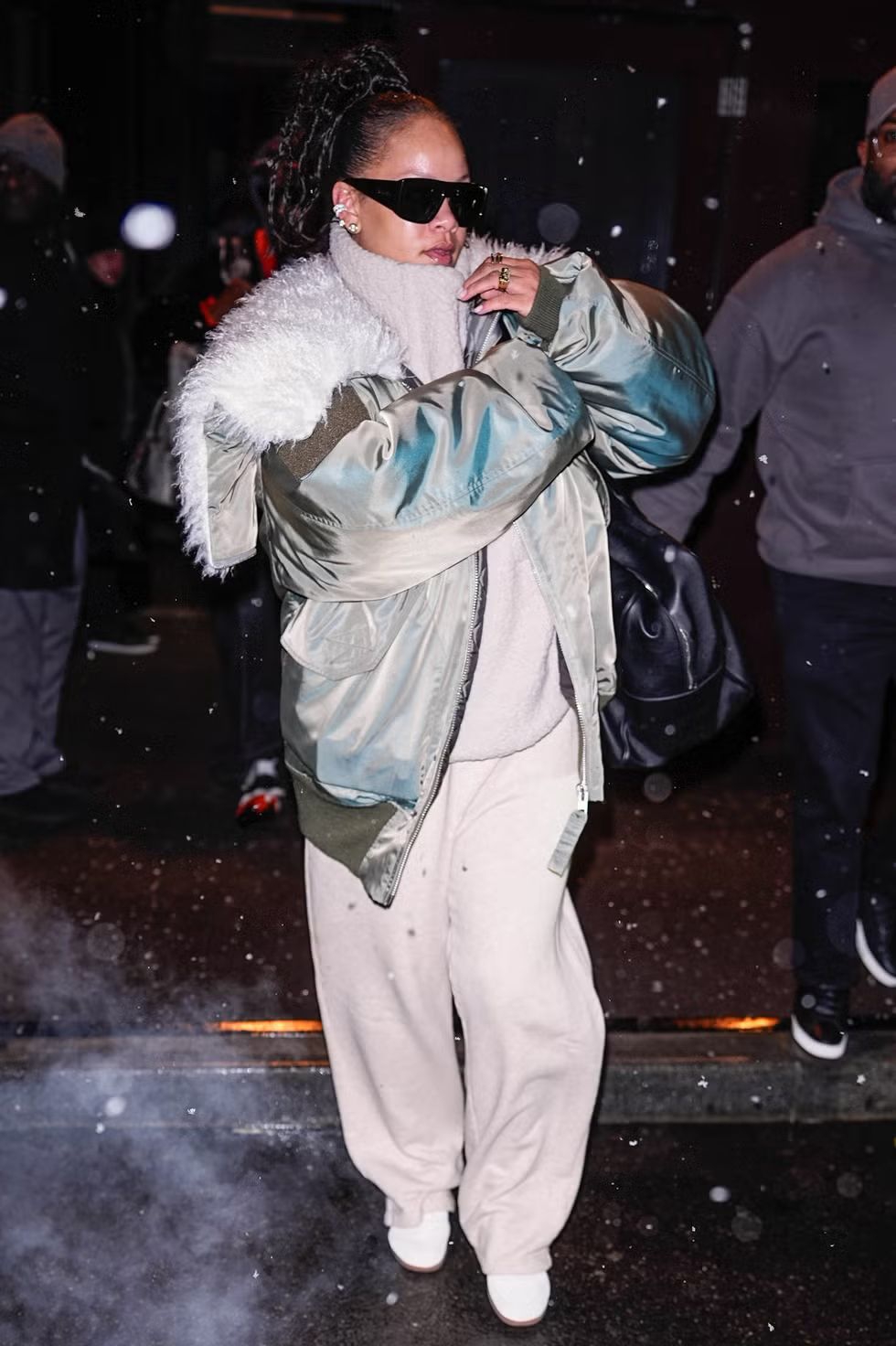 Rihanna Tampil Hangat dan Modis di New York