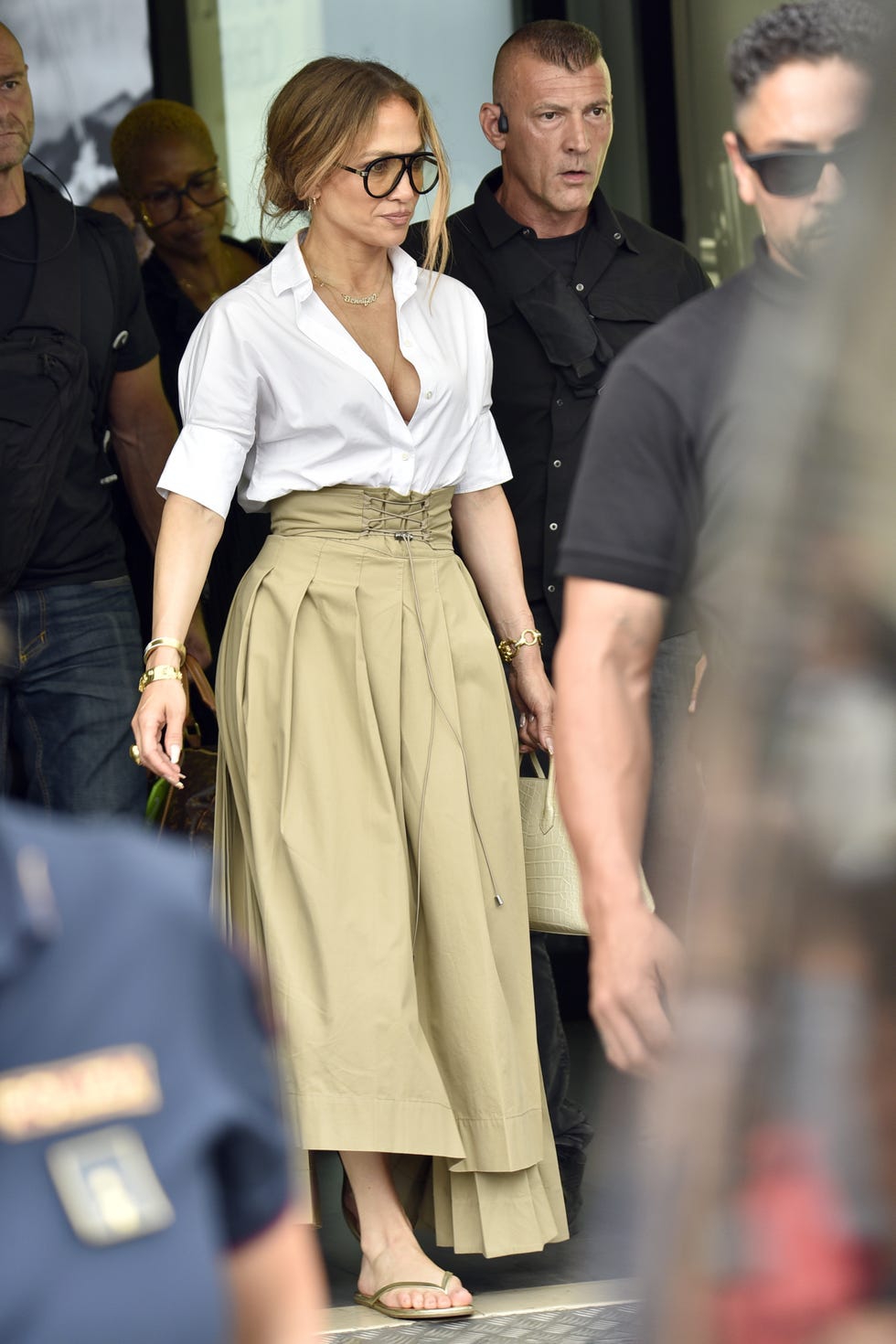 Jennifer Lopez Kenakan Rok Dior Lace-Up dan Sandal Jepit saat Berada di Bandara