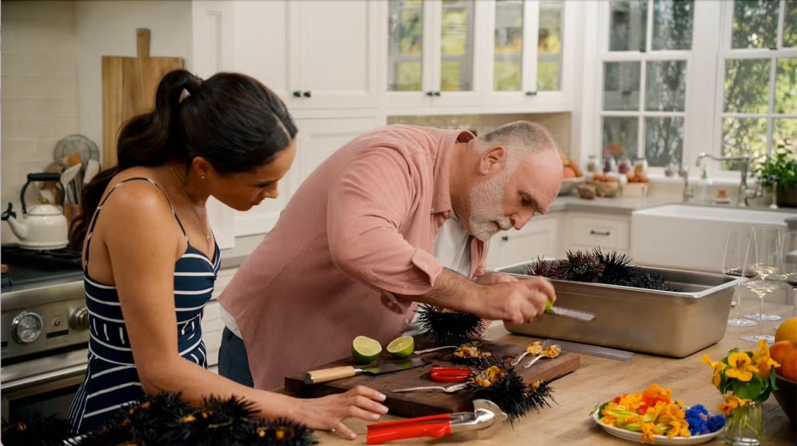 Jos&eacute; Andr&eacute;s tampil dalam musim kedua With Love, Meghan.