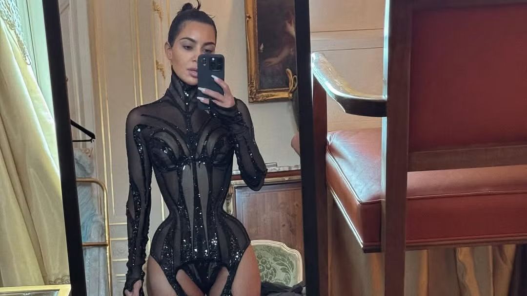 Kim Kardashian Ikut Tren dengan Kenakan Korset Transparan dari Koleksi Vintage Mugler