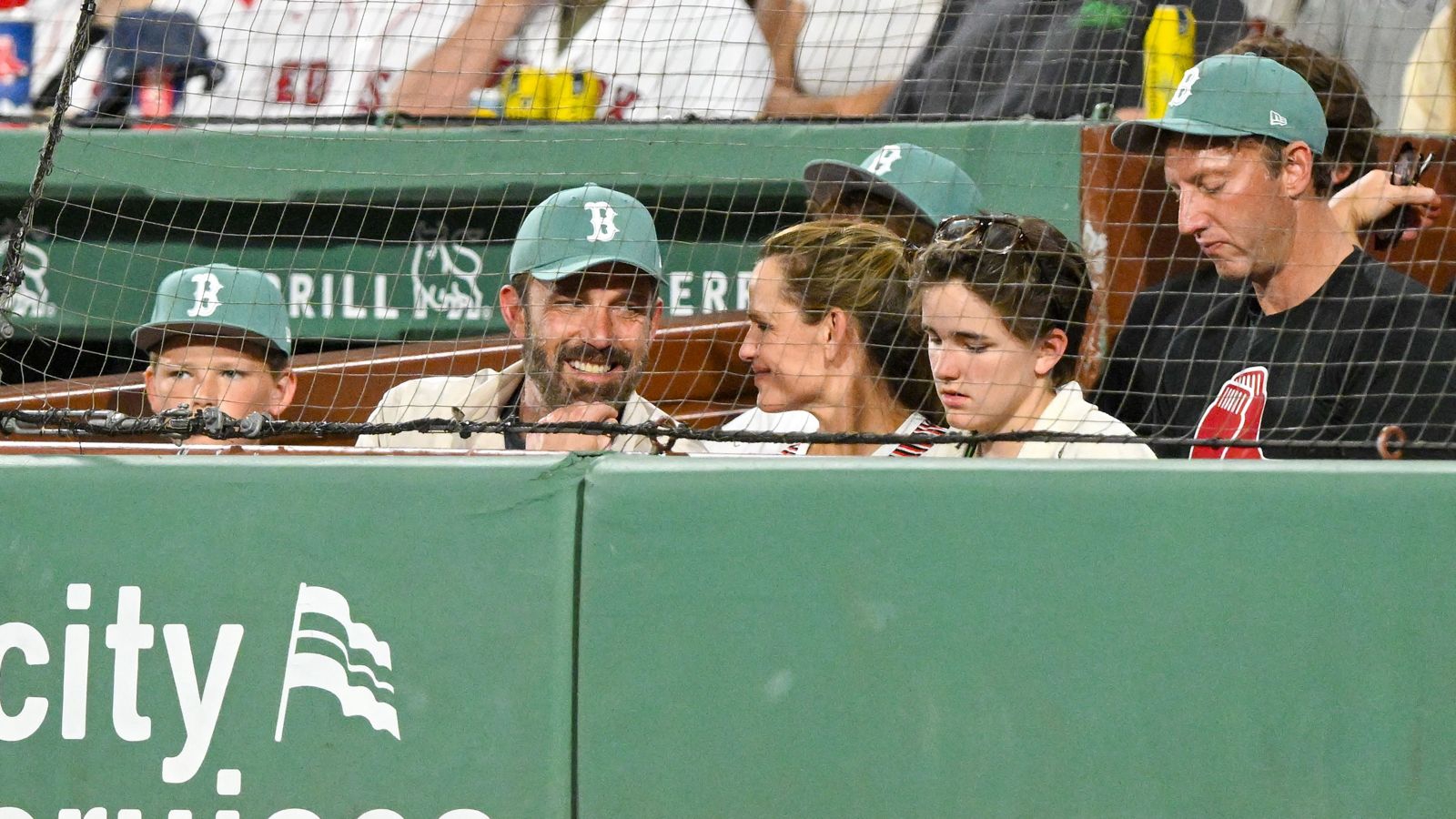 Ben Affleck dan Jennifer Garner Reuni di Fenway untuk Hari Bermain Keluarga