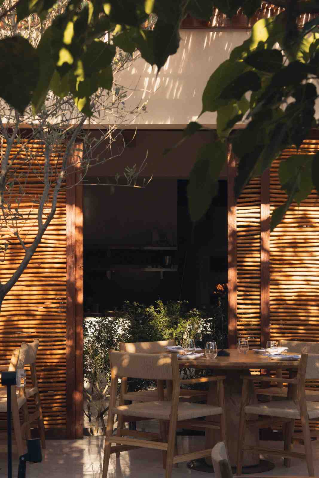 Sentuhan Modern Yunani Hadir dalam Courtyard Mewah di Uluwatu