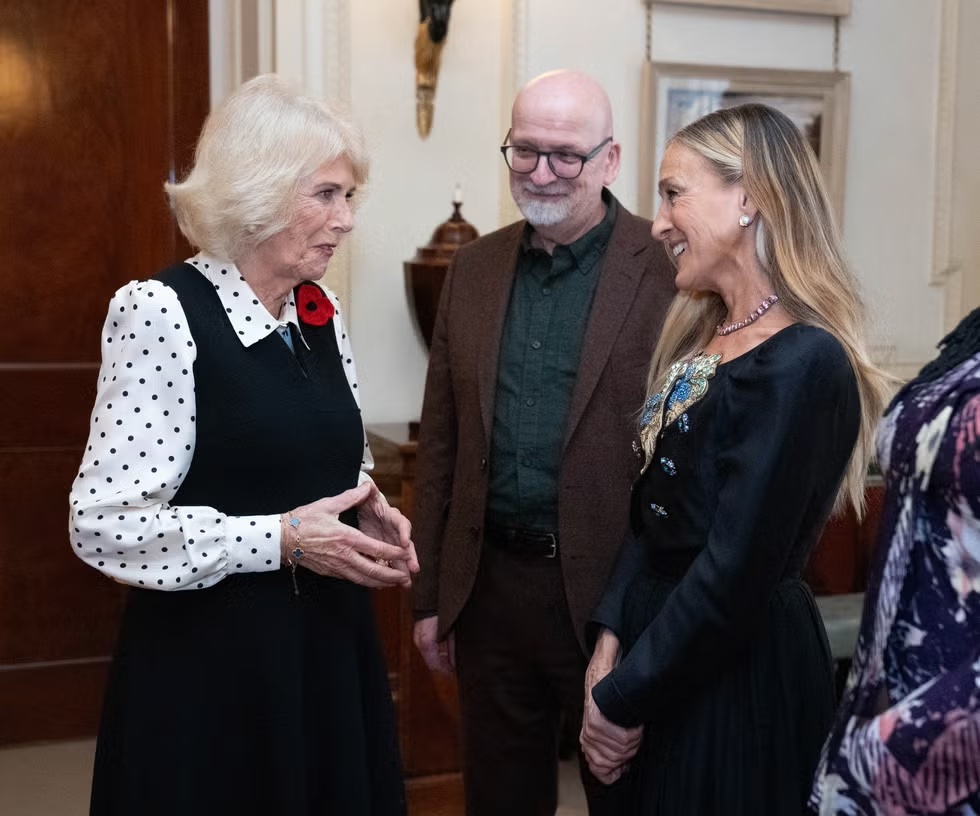 Sarah Jessica Parker Bertemu Ratu Camilla dalam Gaun Tea-Length Berhiaskan Permata