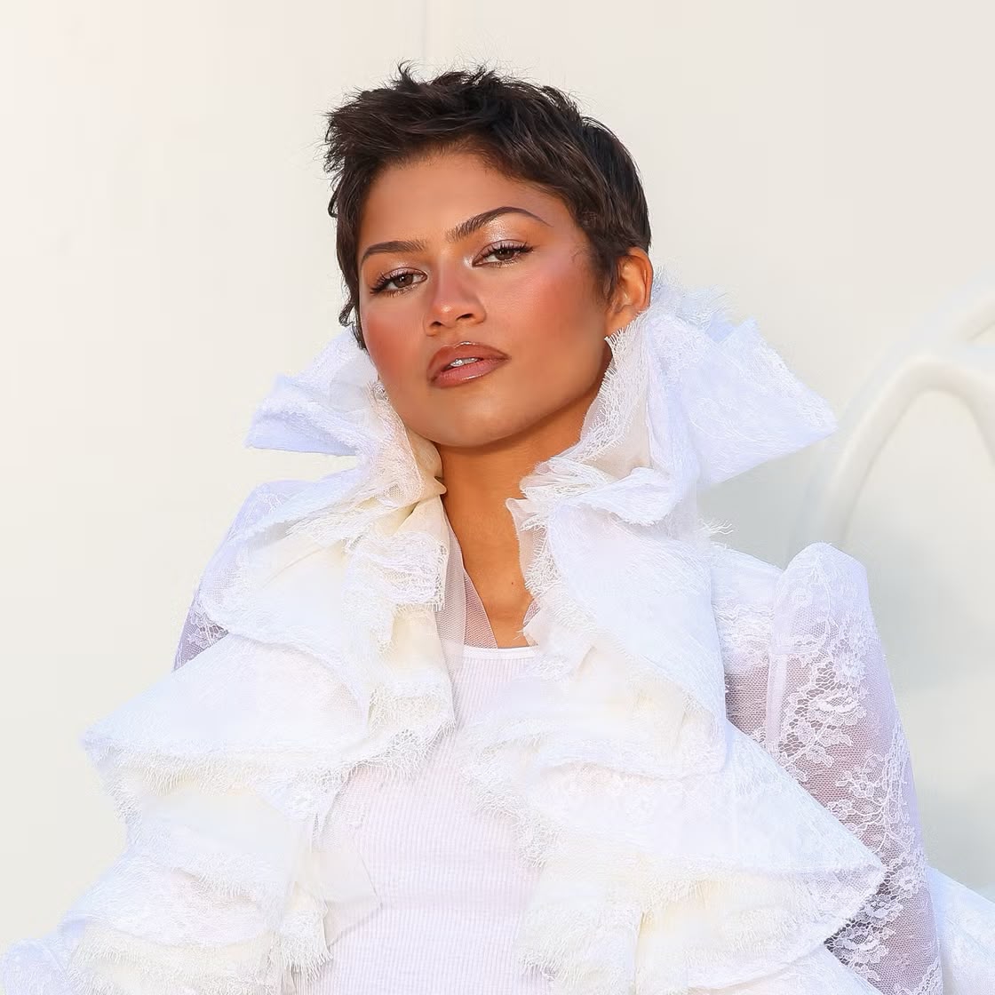 Flippy Pixie Cut Zendaya di Paris, Hanya Ditata dengan Satu Alat Ini