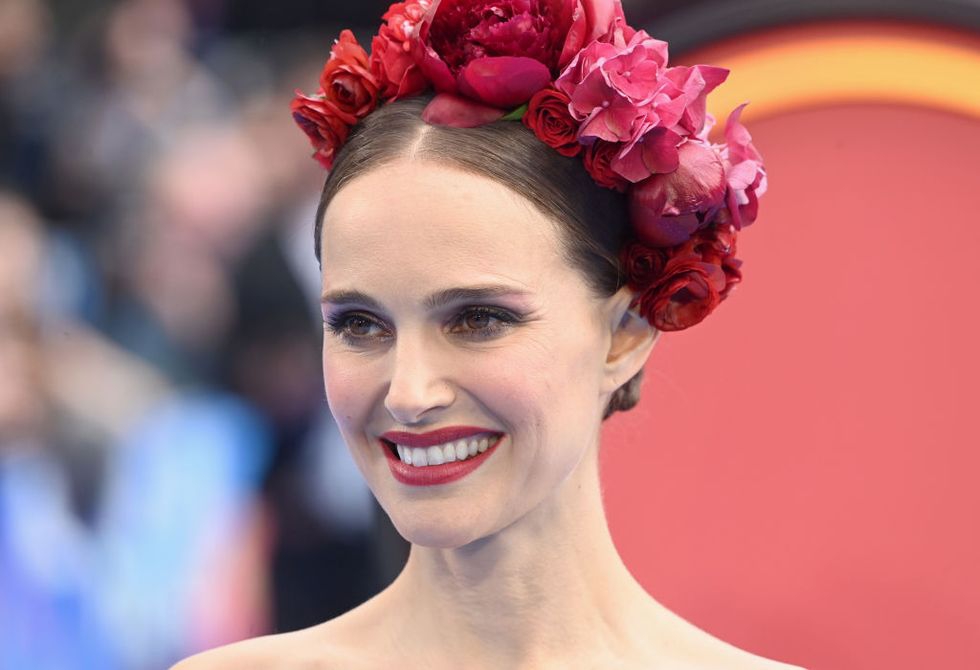 Natalie Portman Tampil Seperti Frida Kahlo dengan Gaun Mini Berwarna Merah dan Headpiece Floral