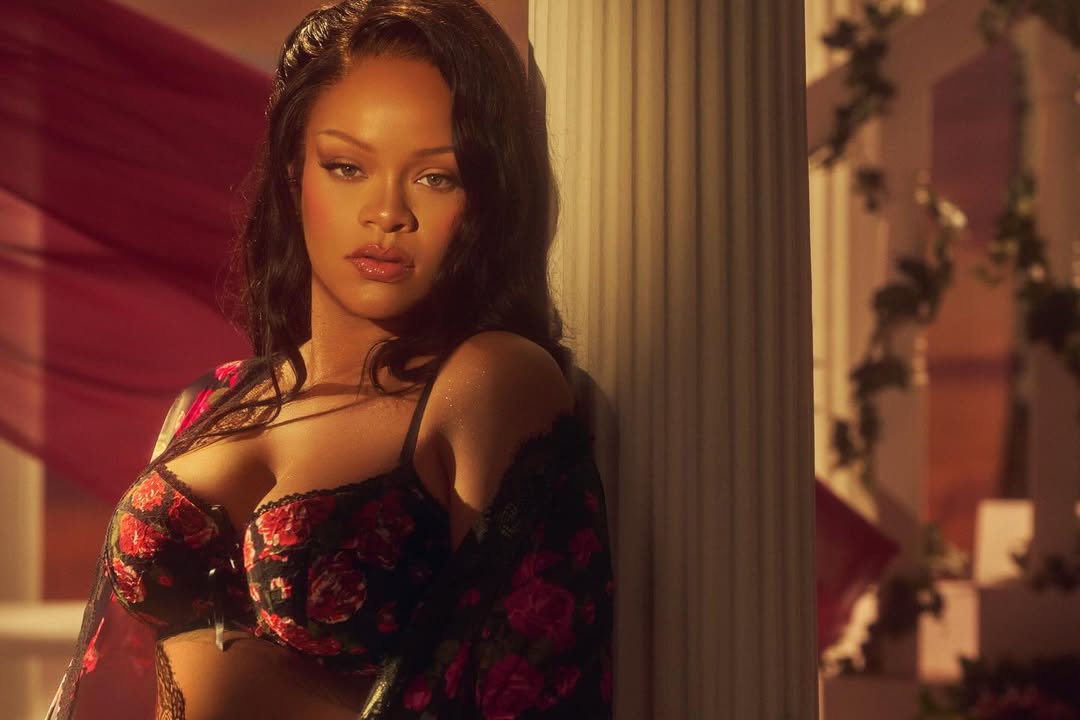 Rihanna Memulai Nuansa Valentine Lebih Awal Lewat Tampilan Lingerie Romantis