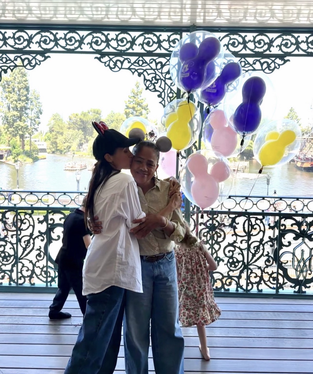 Duchess Meghan Bagikan Foto Langka Liburan Disneyland Bersama Sang Ibu dan Kedua Anaknya