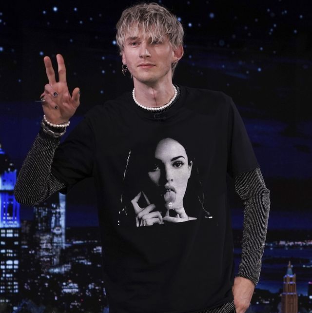 Machine Gun Kelly Kenakan T-shirt dengan Wajah Megan Fox di The Tonight Show