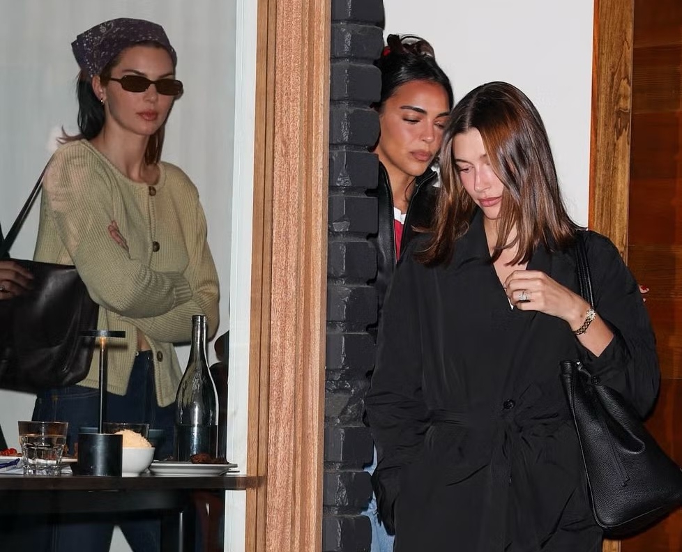 Kendall Jenner Tampil dengan Tren Bandana untuk Makan Malam Bersama Hailey Bieber