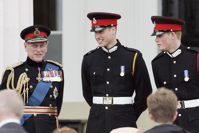 Pangeran William dan Pangeran Harry mengobrol dengan kakek mereka, Pangeran Philip,  di tangga Old College setelah Parade Sovereign di Akademi Militer Sandhurst pada 12 April 2006 di Surrey, Inggris.