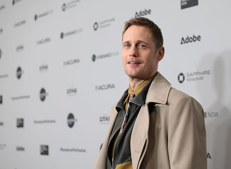 Alexander Skarsg&aring;rd Menukar Sepatu Bot &ldquo;Kinky&rdquo; dengan Flip-Flop yang Menggoda