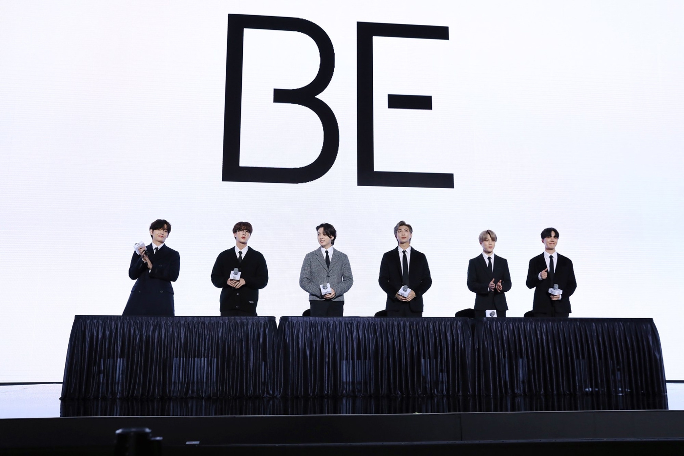BTS Hadir di Acara Global Press Conference dalam Balutan Rumah Mode Prada