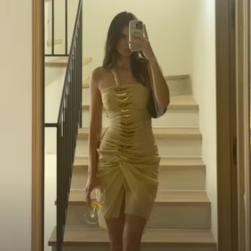 Kendall Jenner Pamerkan Gaun Gucci Vintage Langka saat Liburan Mewah di Bahama