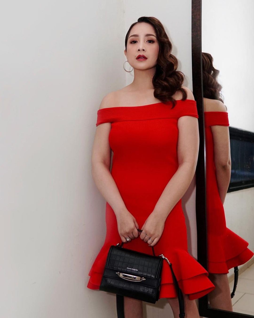 Pesona Nagita Slavina Kenakan Gaun Merah Off-Shoulder Rancangan Alexander McQueen