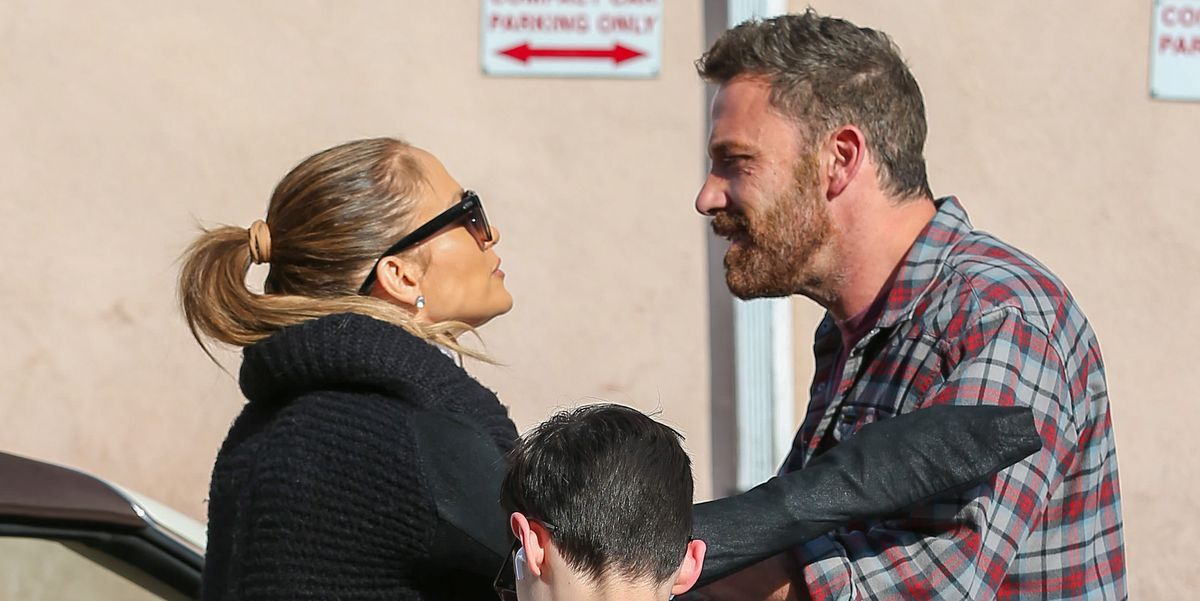 Jennifer Lopez Tertangkap Kamera Bergandengan Tangan dengan Ben Affleck di Lokasi Syuting