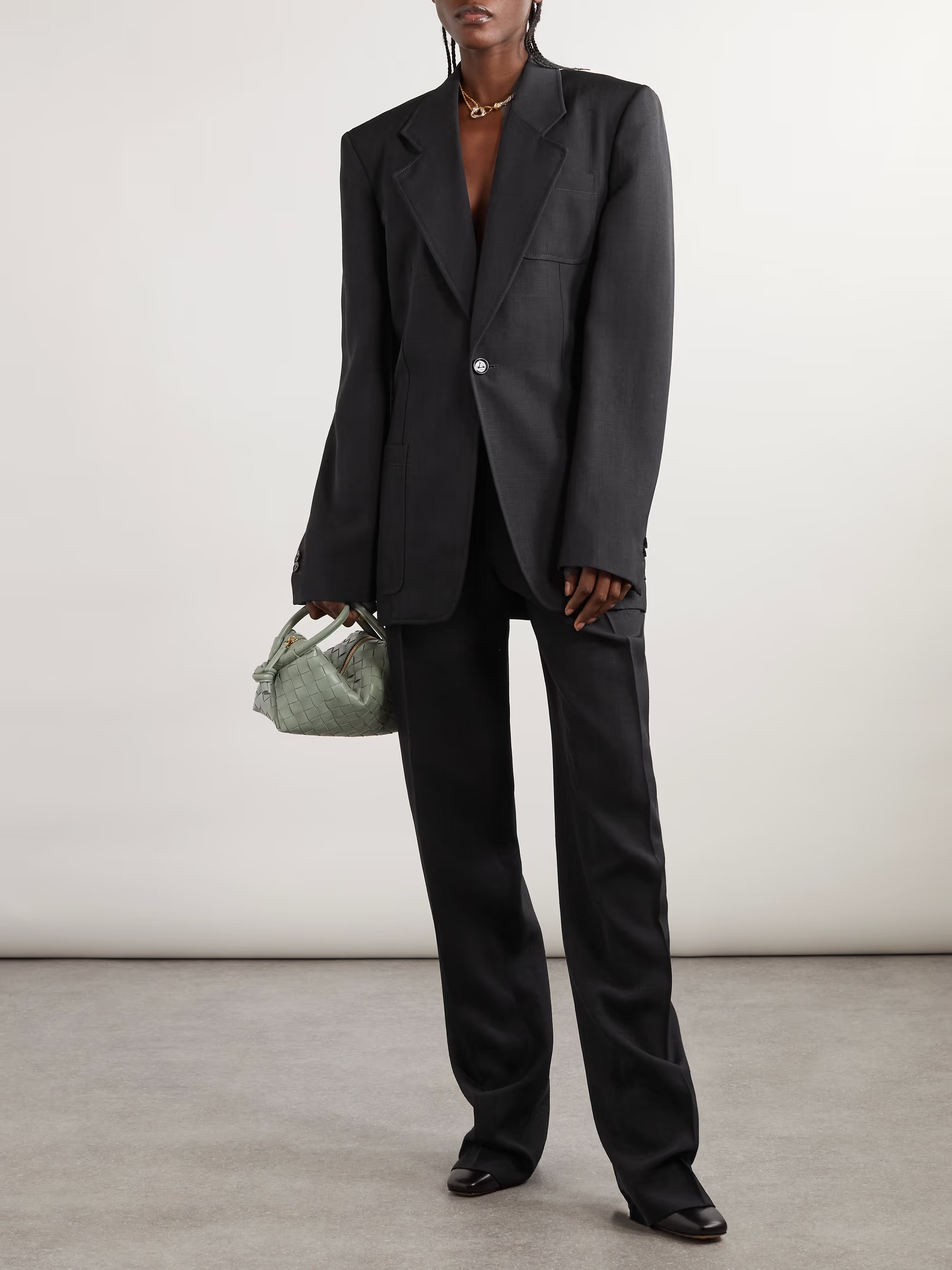9 Outfit Serba Hitam untuk Tampilan Sleek di Tempat Kerja