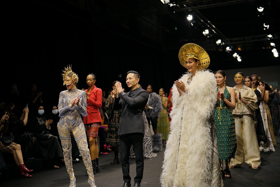 Hian Tjen dan Make Over Berkolaborasi Meriahkan Panggung Arab Fashion Week 2022/2023