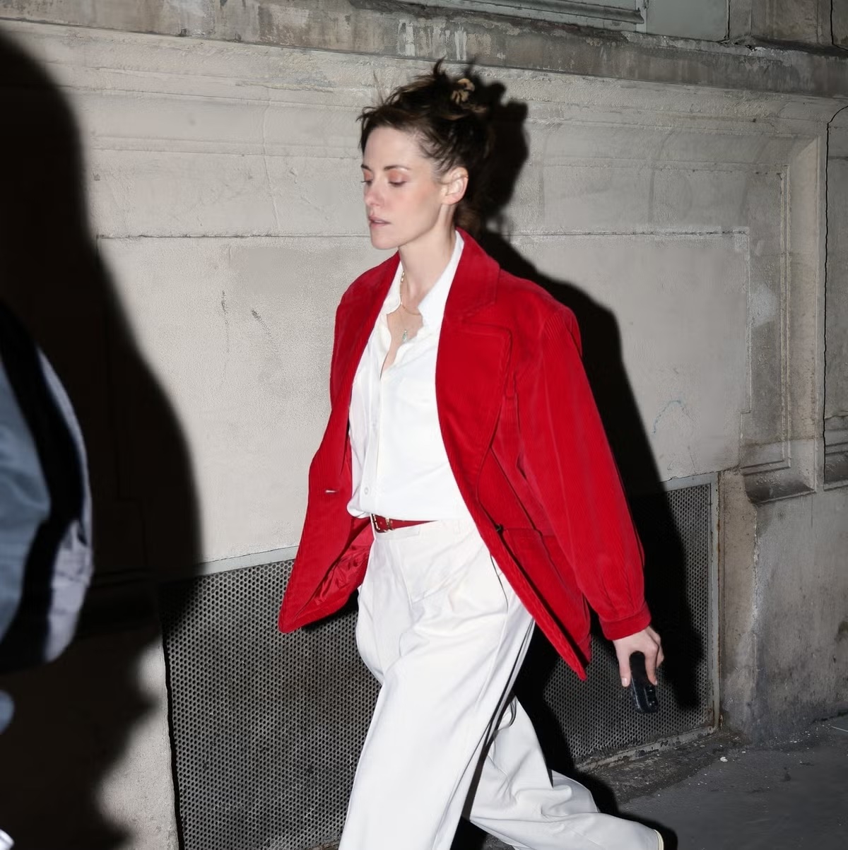 Kristen Stewart Tampil Bergaya Parisian yang Padukan antara Nuansa Sporty, Western, dan Minimalis