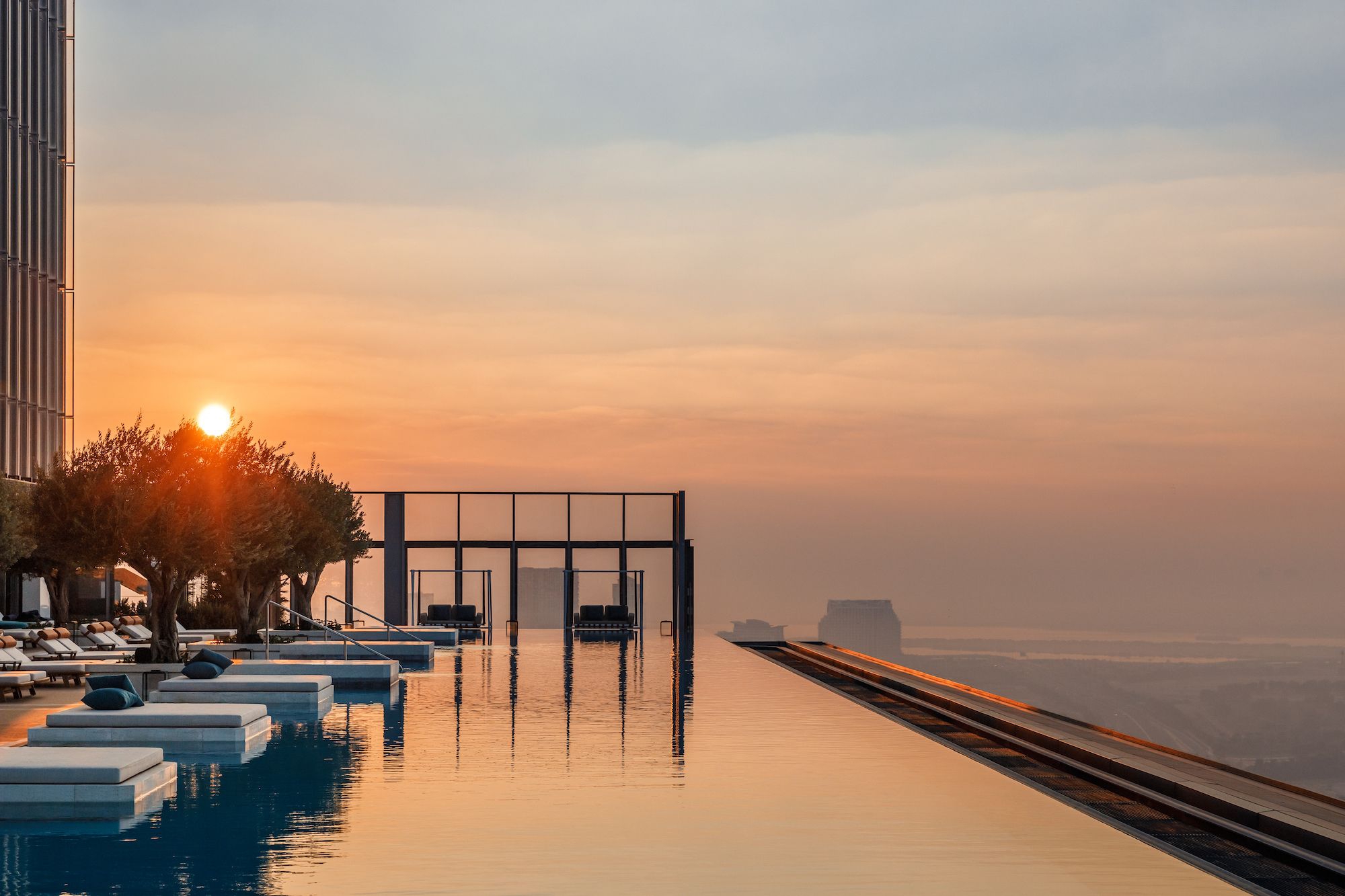 Di Balik Hotel Mewah dengan Infinity Pool Terbersar di UAE