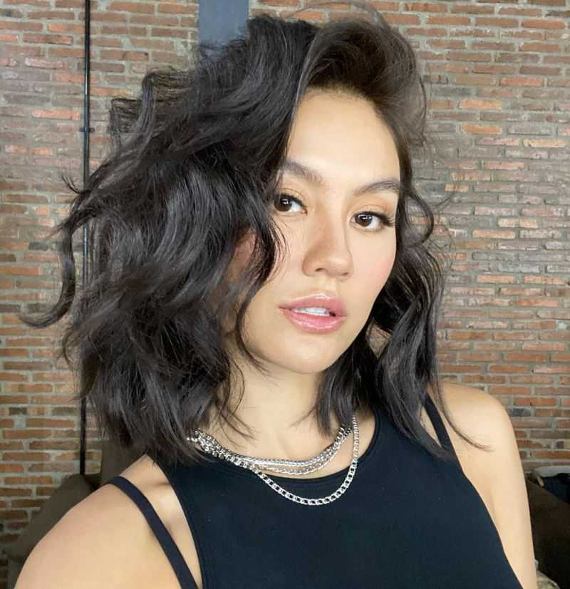 Inspirasi Gaya Street Style Agnez Mo Saat Tampil di Atas Panggung