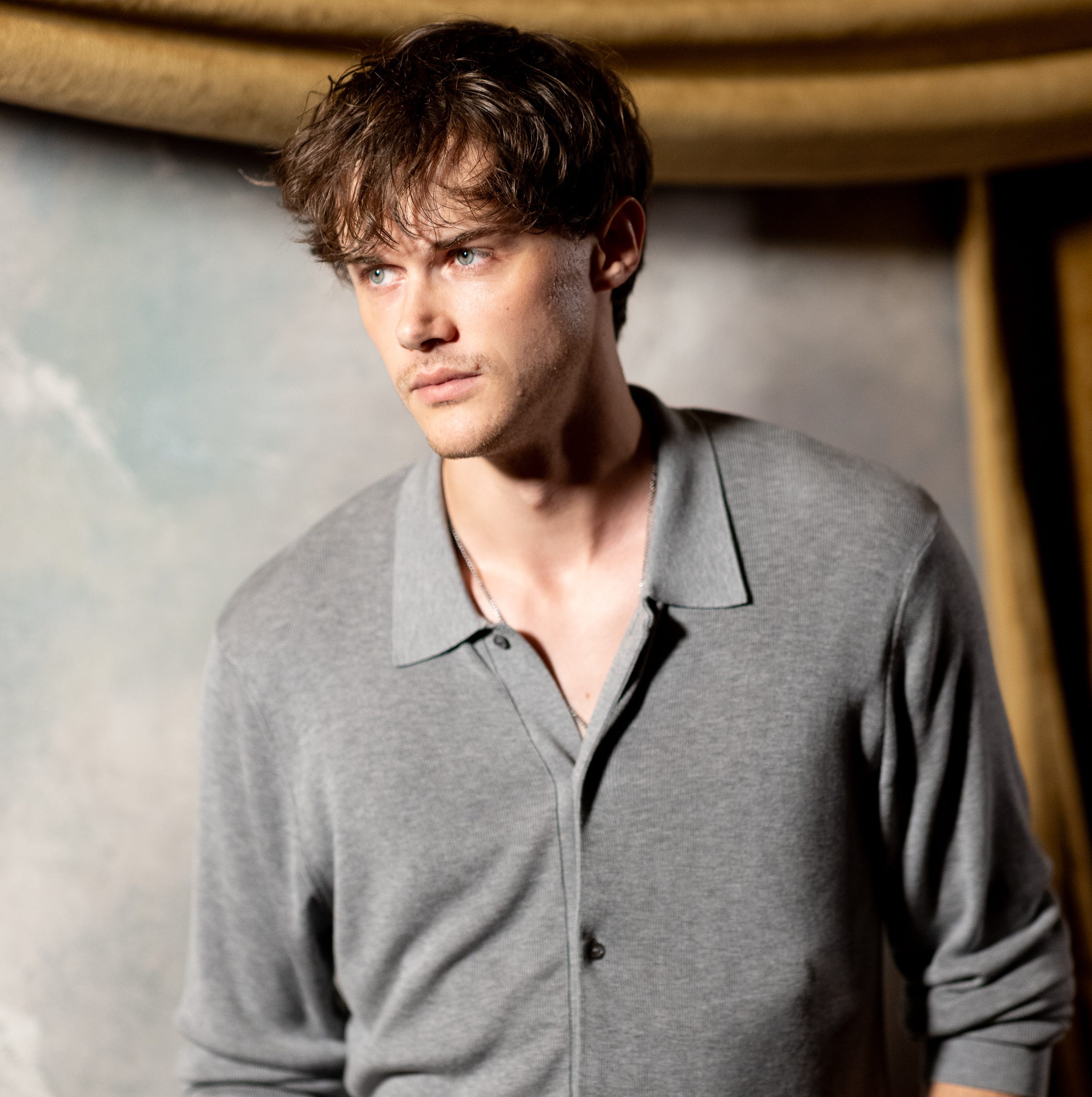 Bagaimana Christopher Briney Menghidupkan Conrad Fisher Menjadi Kekasih Fiksi Paling Ikonis di Layar Kaca?