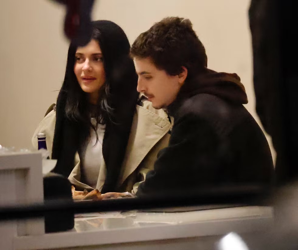 Kylie Jenner Kembali Mengenakan Head Scarf dan Mantel Panjang Cashmere