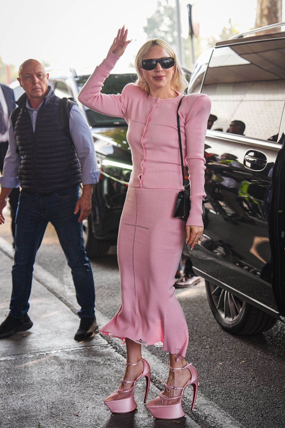 Lady Gaga Mengenakan Set Rajutan Merah Muda dan Sepatu Berbentuk Sabit di Milan