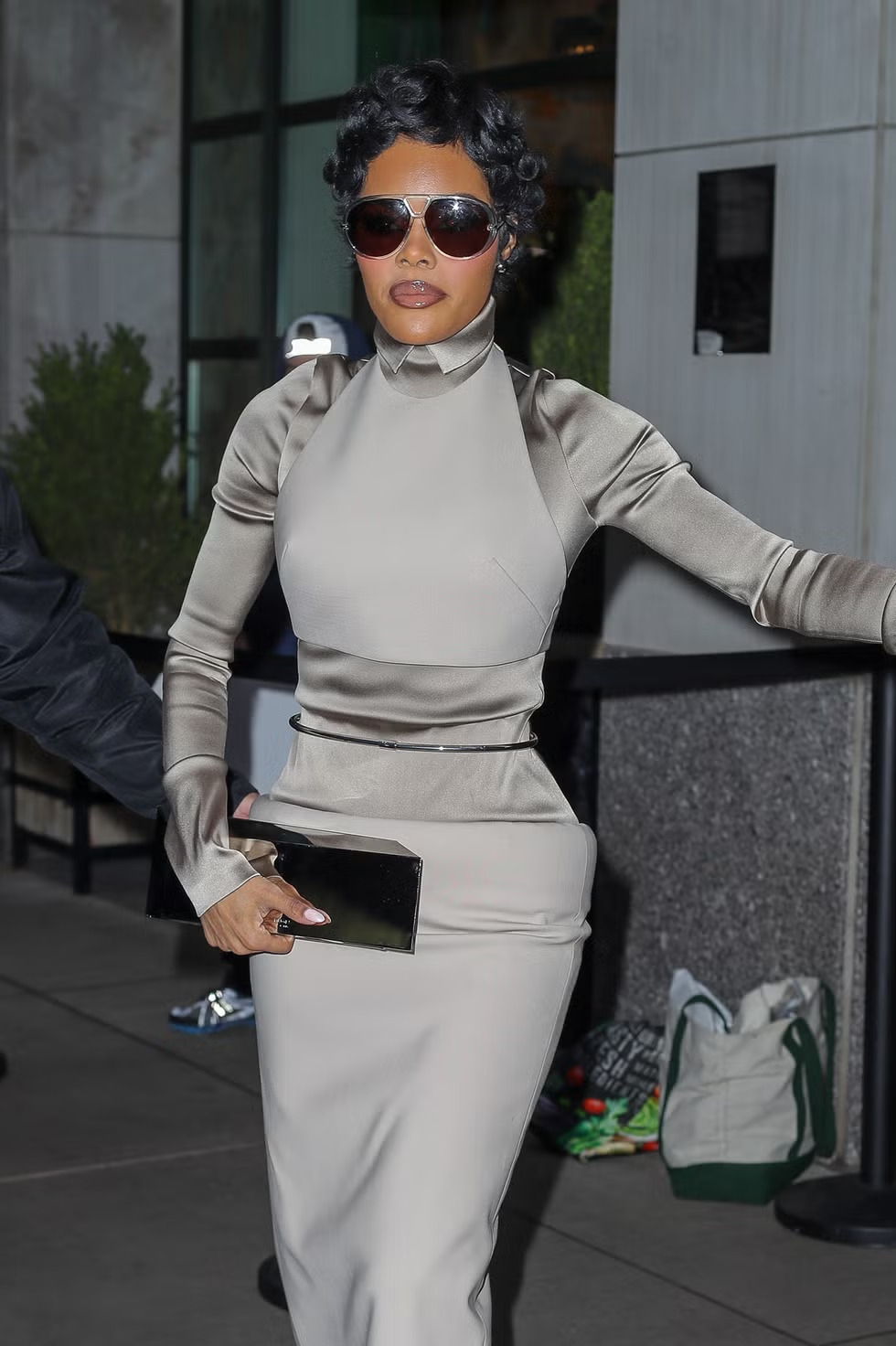 Teyana Taylor dengan set baju berwarna abu-abu