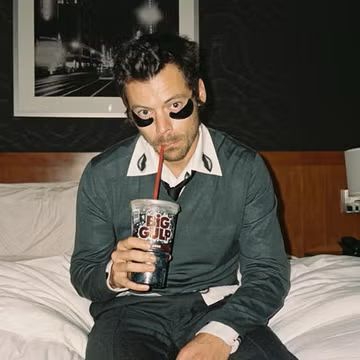 Harry Styles Masuki Era Kiss All The Time. Disco, Occasionally dengan Kemeja Prada&nbsp;