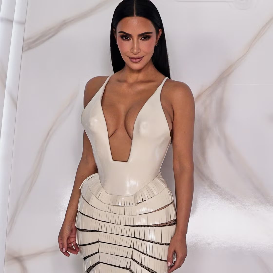 Kim Kardashian Benar-Benar Bercahaya dalam Tampilan Riasan Terbarunya di Karpet Merah