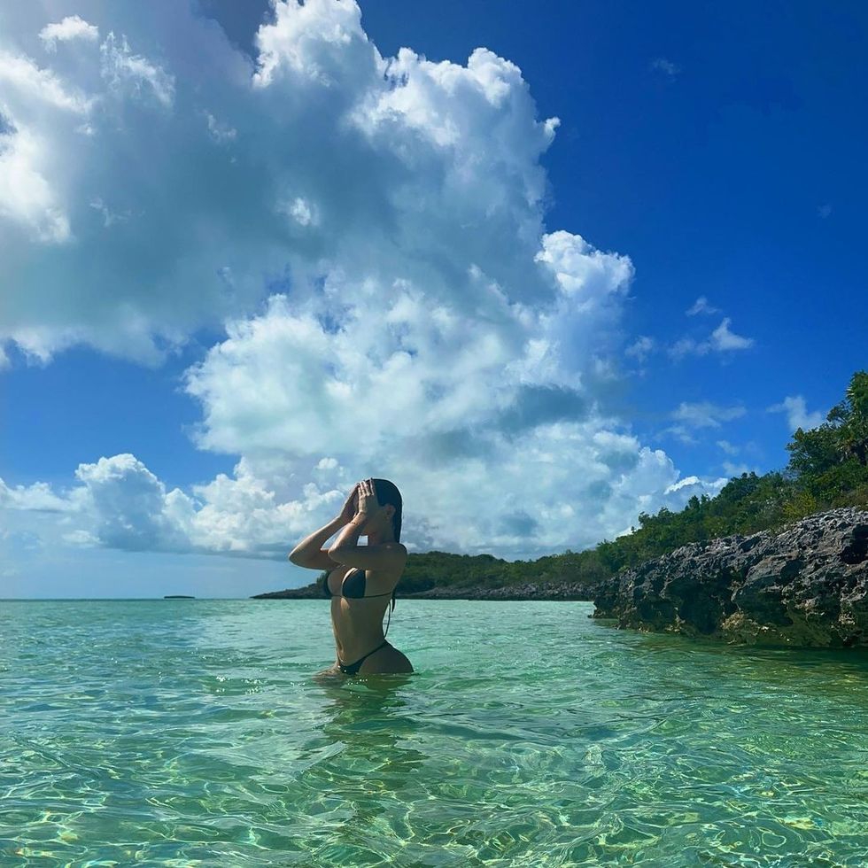 Kylie Jenner Tampil Seperti Mermaid dengan Bikini Mungil