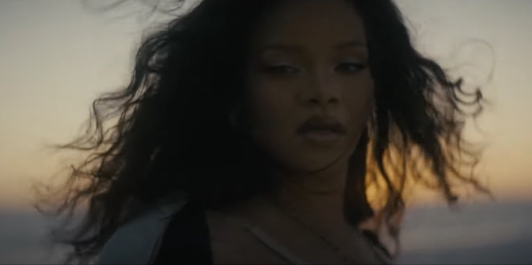Rihanna Terlihat Sangat Menawan Dalam Video Musik "Lift Me Up"