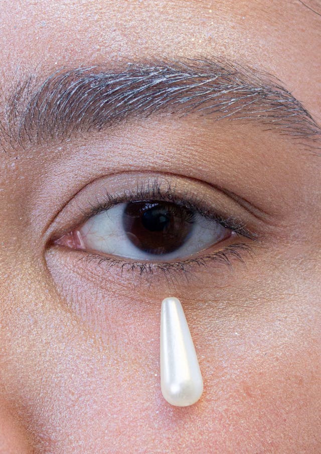 12 Lagu Barat tentang Cinta Tak Memiliki yang Bikin Hati Tersentuh