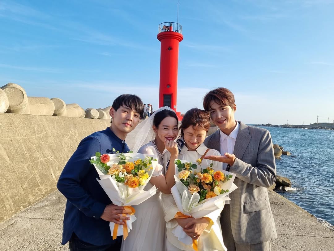 Simak Gaya Pemain Hometown Cha-Cha-Cha yang Siap Jadi Inspirasi Fashion